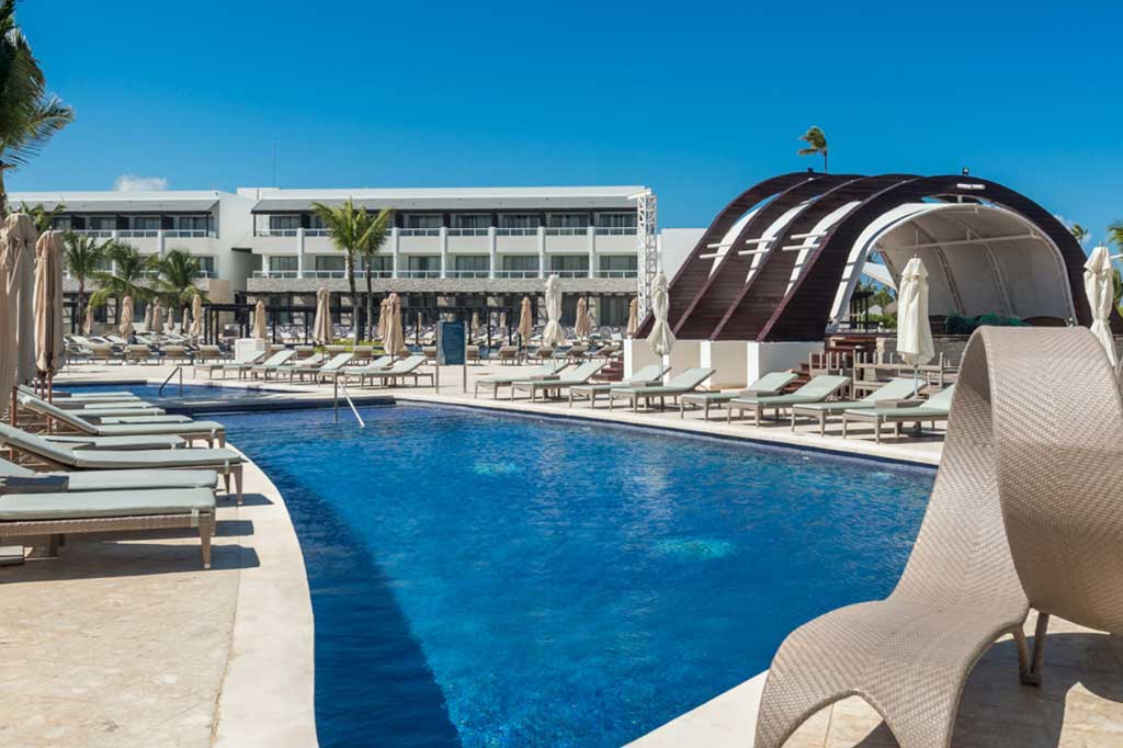 HOTEL ROYALTON CHIC PUNTA CANA LARGE POOL