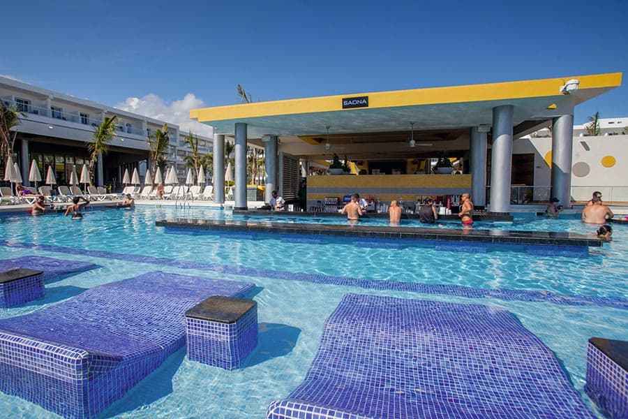 HOTEL RIU REPUBLICA bar inside the pool